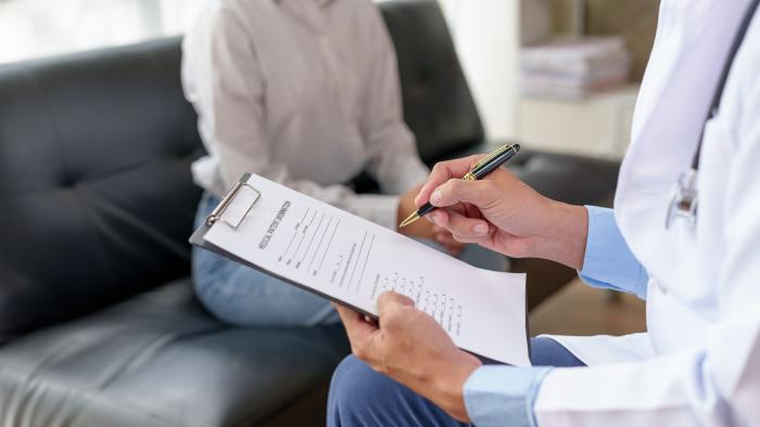 Doctor explains the patient's illness and treatment methods in detail to the patient, as well as the medication to treat the disease.